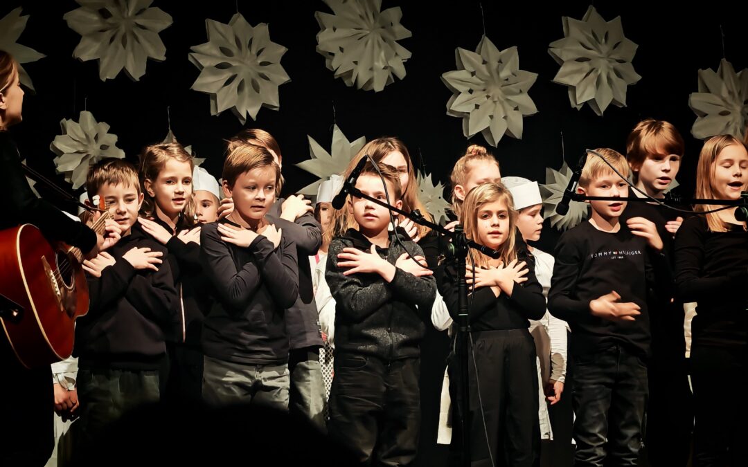 Weihnachtsglanz im Schulhof