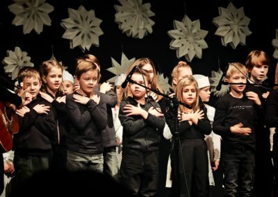 Weihnachtsglanz im Schulhof