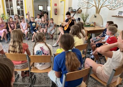 Saitenklänge und strahlende Kinderaugen